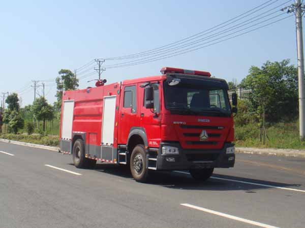 國(guó)五重汽豪沃8噸水罐消防車